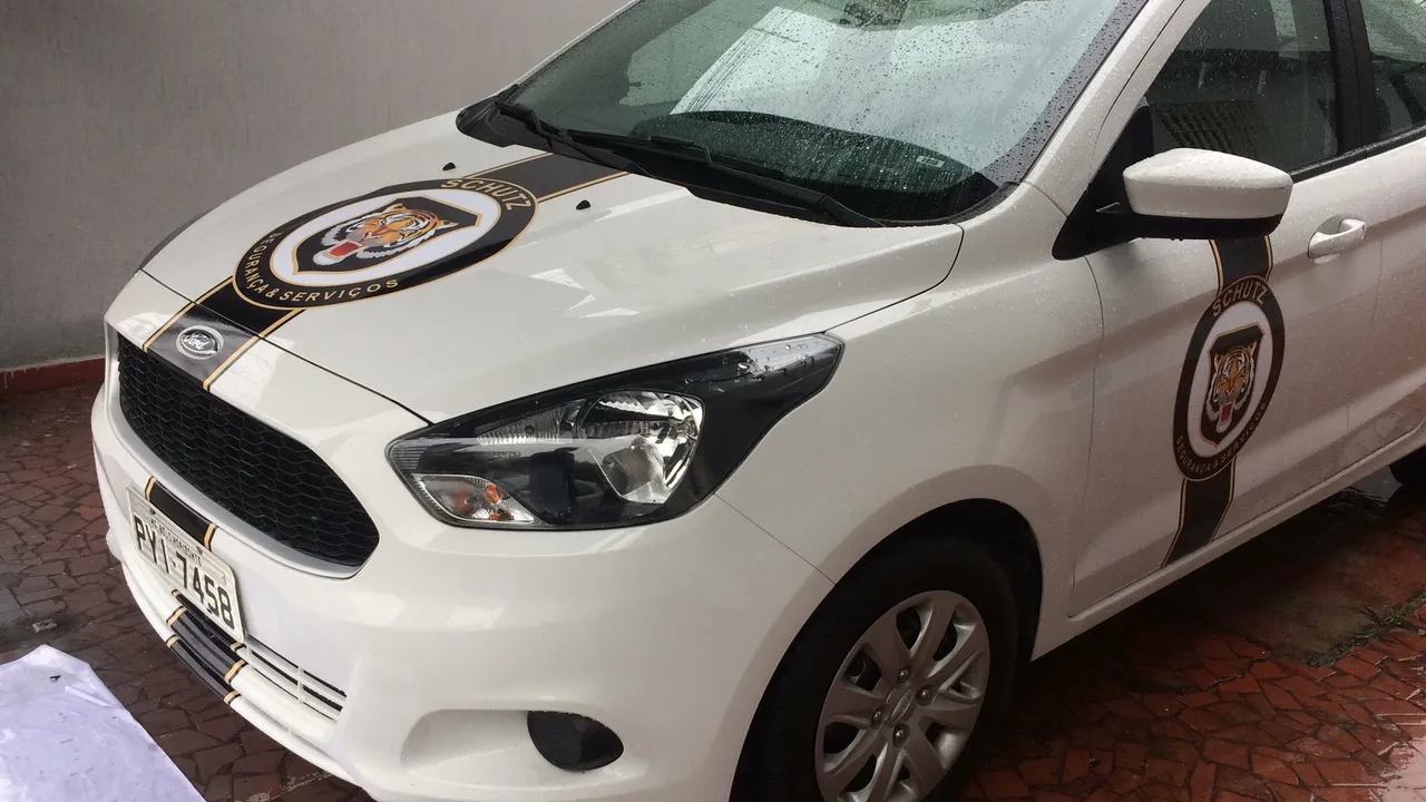 Envelopamento Passeio Hatch Dourado Adesivo Ka Parcial Carros Veículos Sedan Frotas Ford Empresas Segurança Adesivação Preto