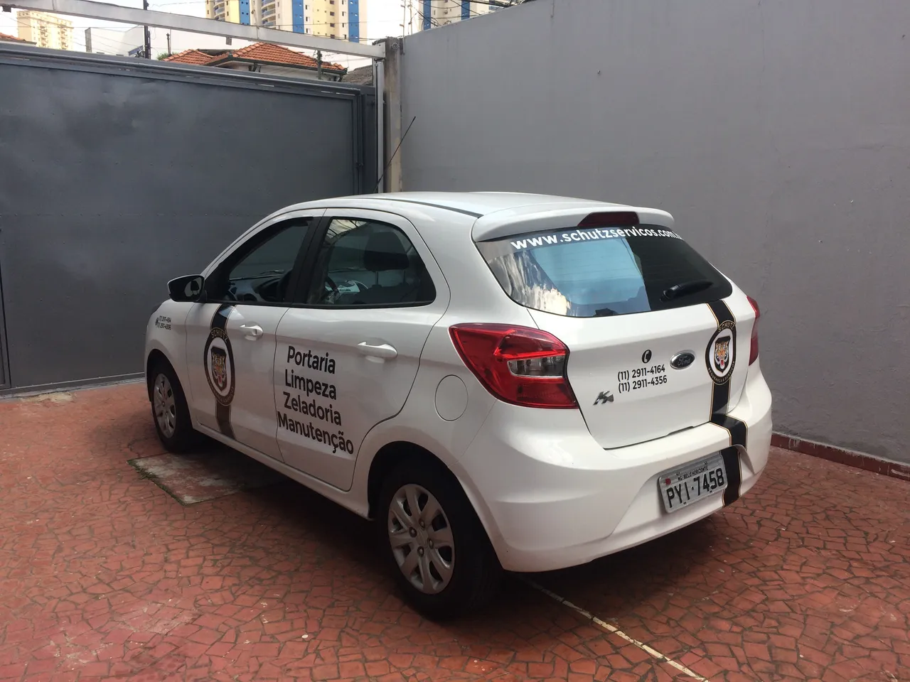 Rivestimento Hatch Auto Ford Nero Oro Autovetture Flotte Parziale Veicoli Adesivo Applicazione adesivi Aziende Ka Sicurezza Berlina
