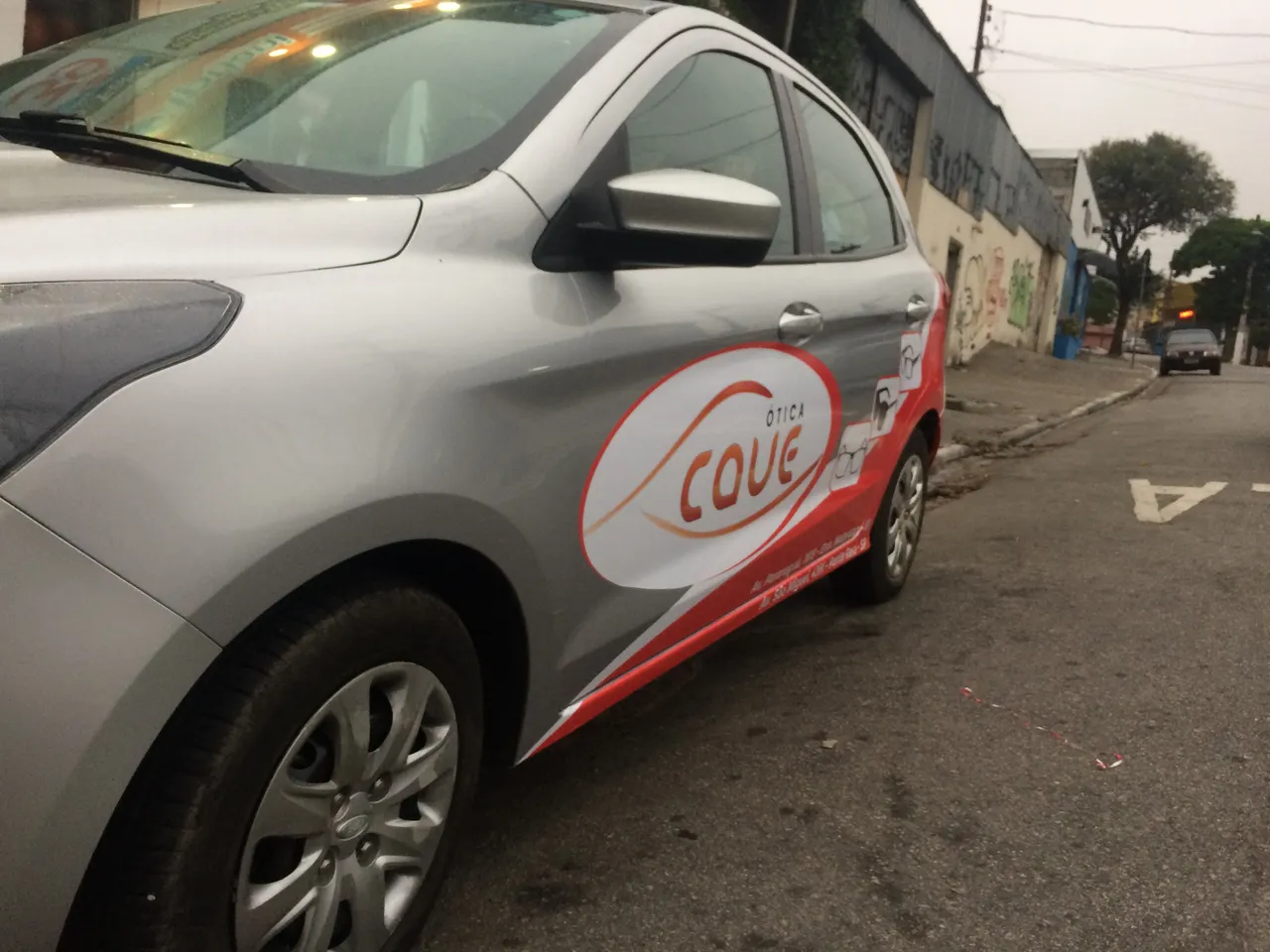 Envelopamento Parcial Passeio Ótica Veículos Adesivo Adesivação Sedan Carros Utilitários Vermelho Frotas Empresas Ford Ka Hatch