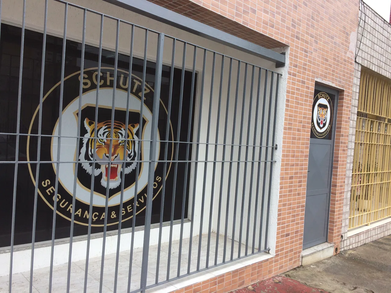 Adesivo Segurança Instalação Perfurado Preto Vinil