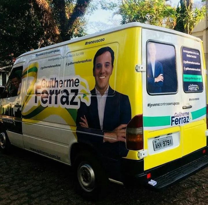 Rivestimento parziale – Politica Vianna (San Paolo) – Applicazione di adesivi su flotte di veicoli – Veicoli gialli – Adesivo Granja
