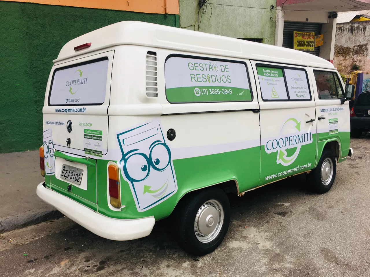 Rivestimento veicoli ecologico per aziende, Kombi, Pirua, applicazione di adesivi su flotte, adesivi parziali