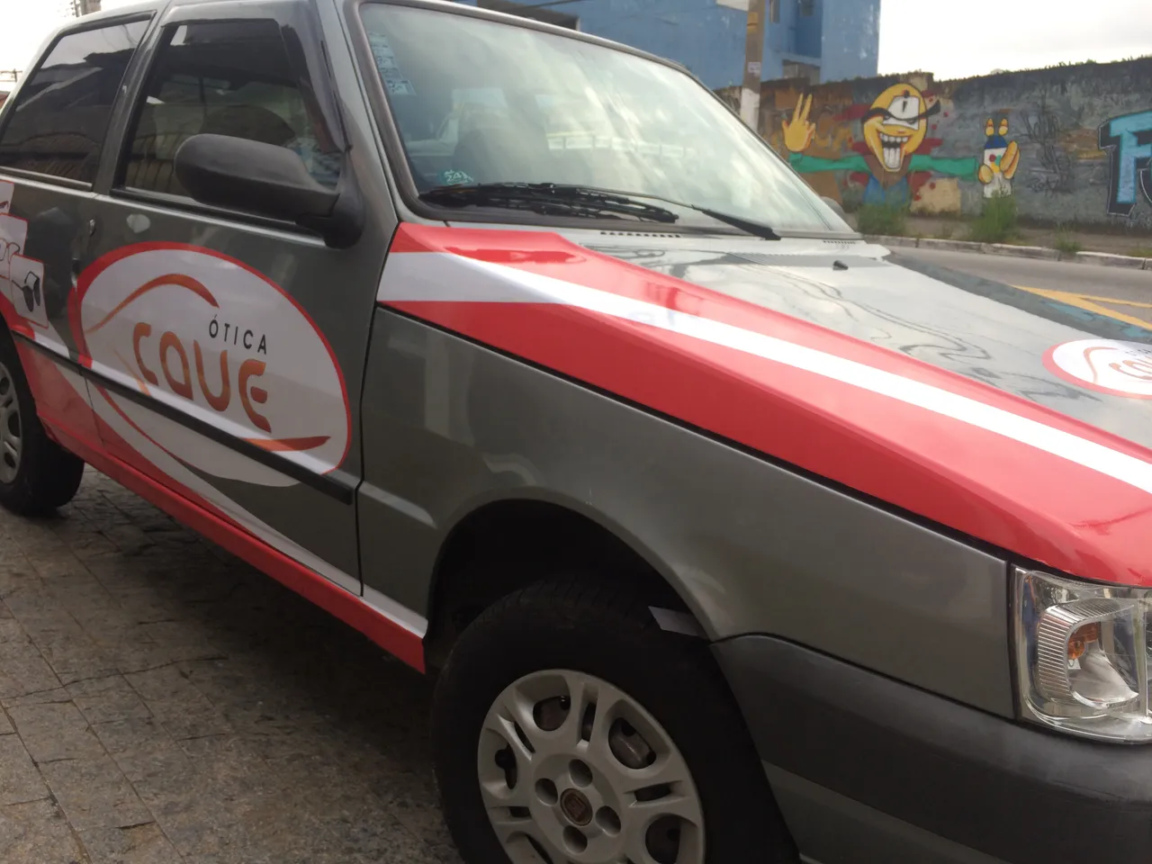 Envelopamento Carros Empresas Adesivo Uno Vermelho Adesivação Utilitários Passeio Hatch Parcial Ótica Veículos Frotas Sedan