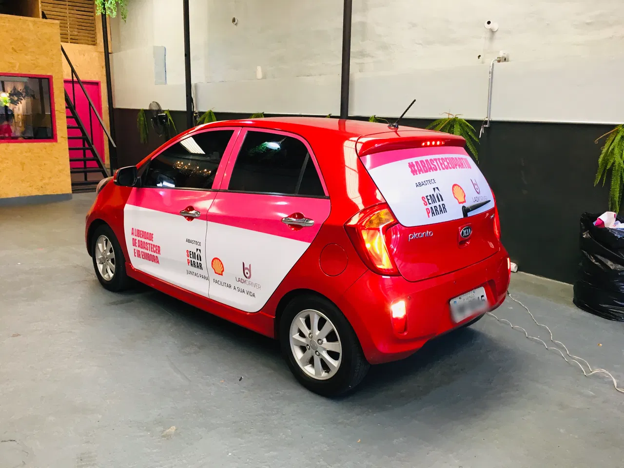 Envelopamento Adesivo Frotas Carros Temporário Remoção Instalação Promoção Portas Lady Driver Feminino Maria Kia Picanto Rosa SP