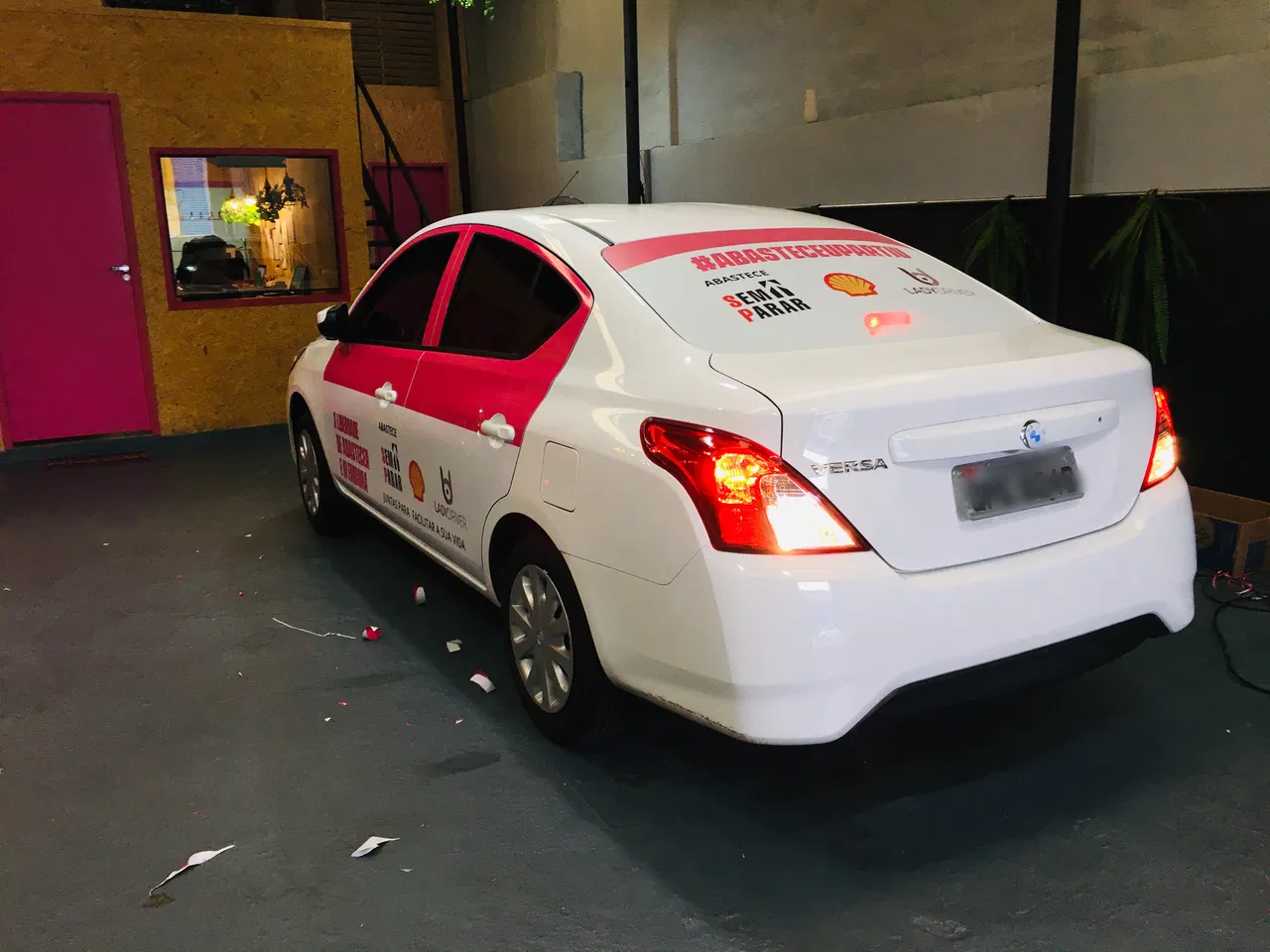Envelopamento Adesivo Frotas Carros Temporário Remoção Instalação Promoção Portas Lady Driver Feminino Maria Nissan Rosa Verde SP