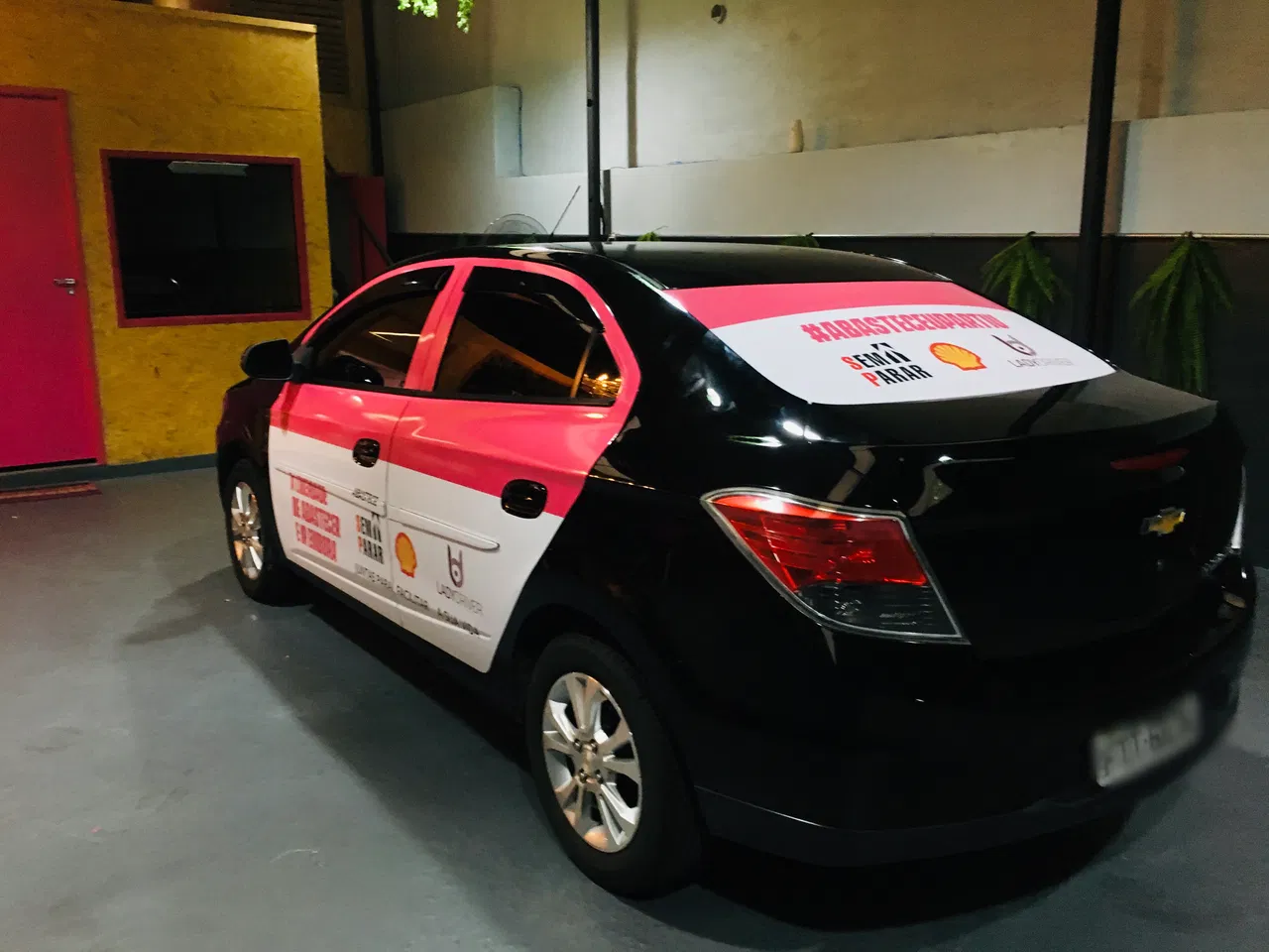 Rivestimento adesivo per flotte automobilistiche, temporaneo, rimozione e installazione, promozione, portiere, Lady Driver, donna, Maria Prisma, berlina rosa, San Paolo