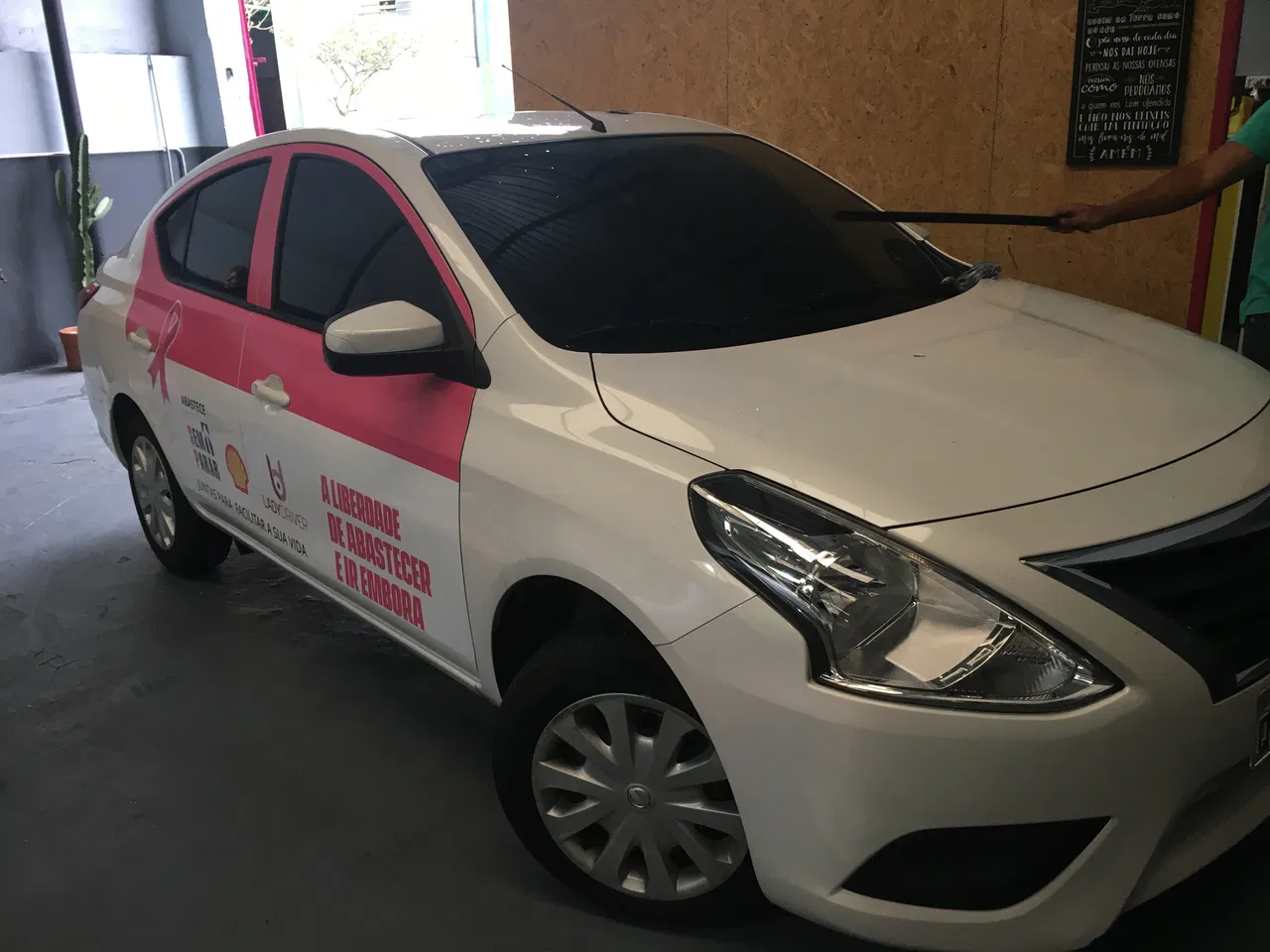 Rivestimento adesivo per flotte automobilistiche, temporaneo, rimozione e installazione, promozione, portiere, Lady Driver, donna, Maria, Nissan Versa, rosa, San Paolo