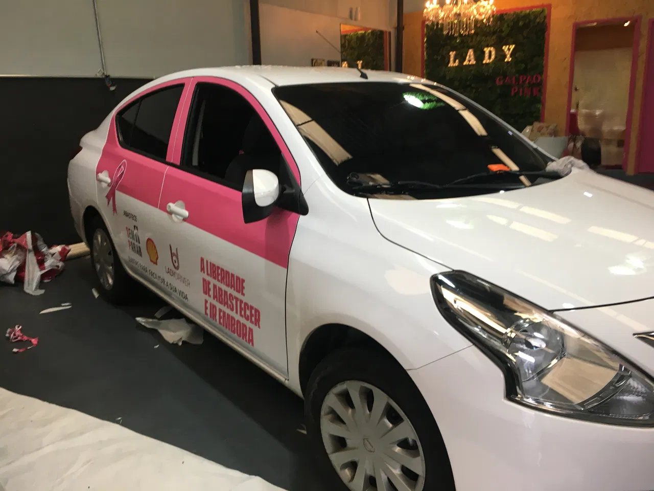 Envelopamento Adesivo Frotas Carros Temporário Remoção Instalação Promoção Portas Lady Driver Feminino Maria Versa Nissan Rosa SP