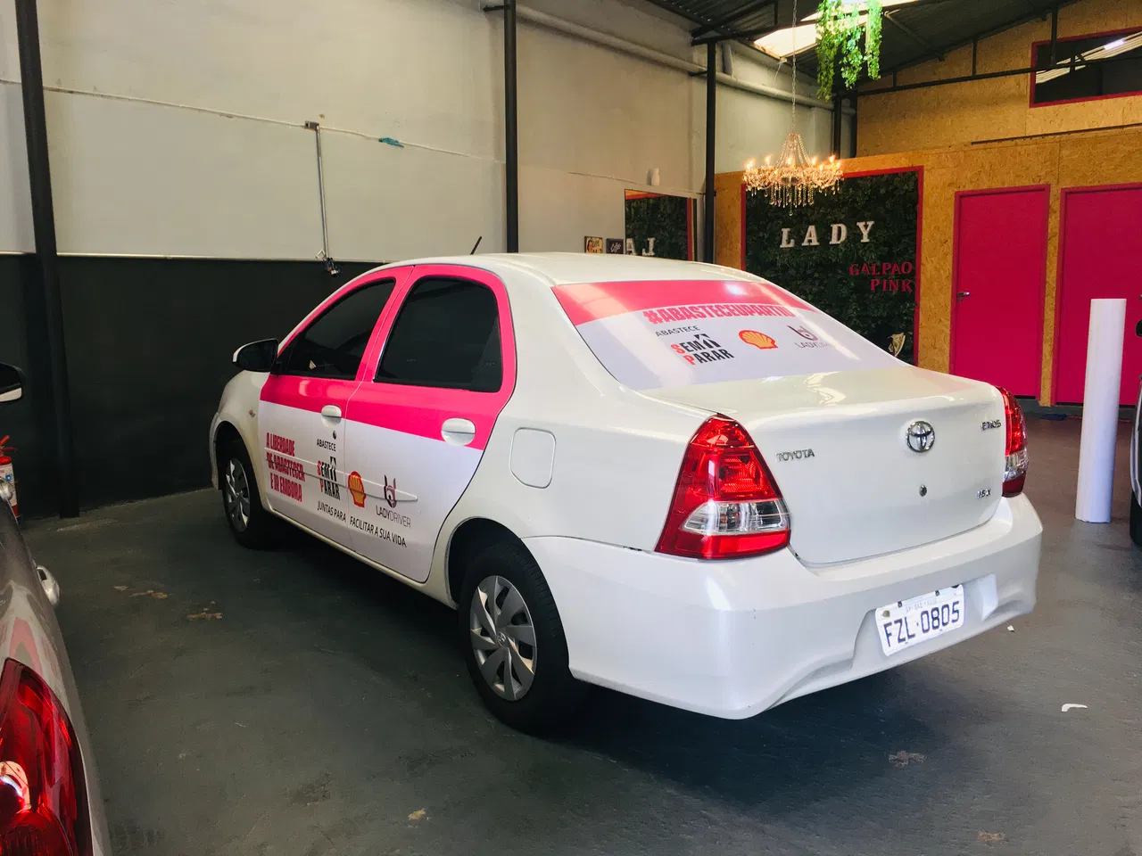 Rivestimento adesivo per flotte automobilistiche, temporaneo, rimozione e installazione, promozione, portiere, Lady Driver, donna, Maria, Etios, berlina, rosa, San Paolo