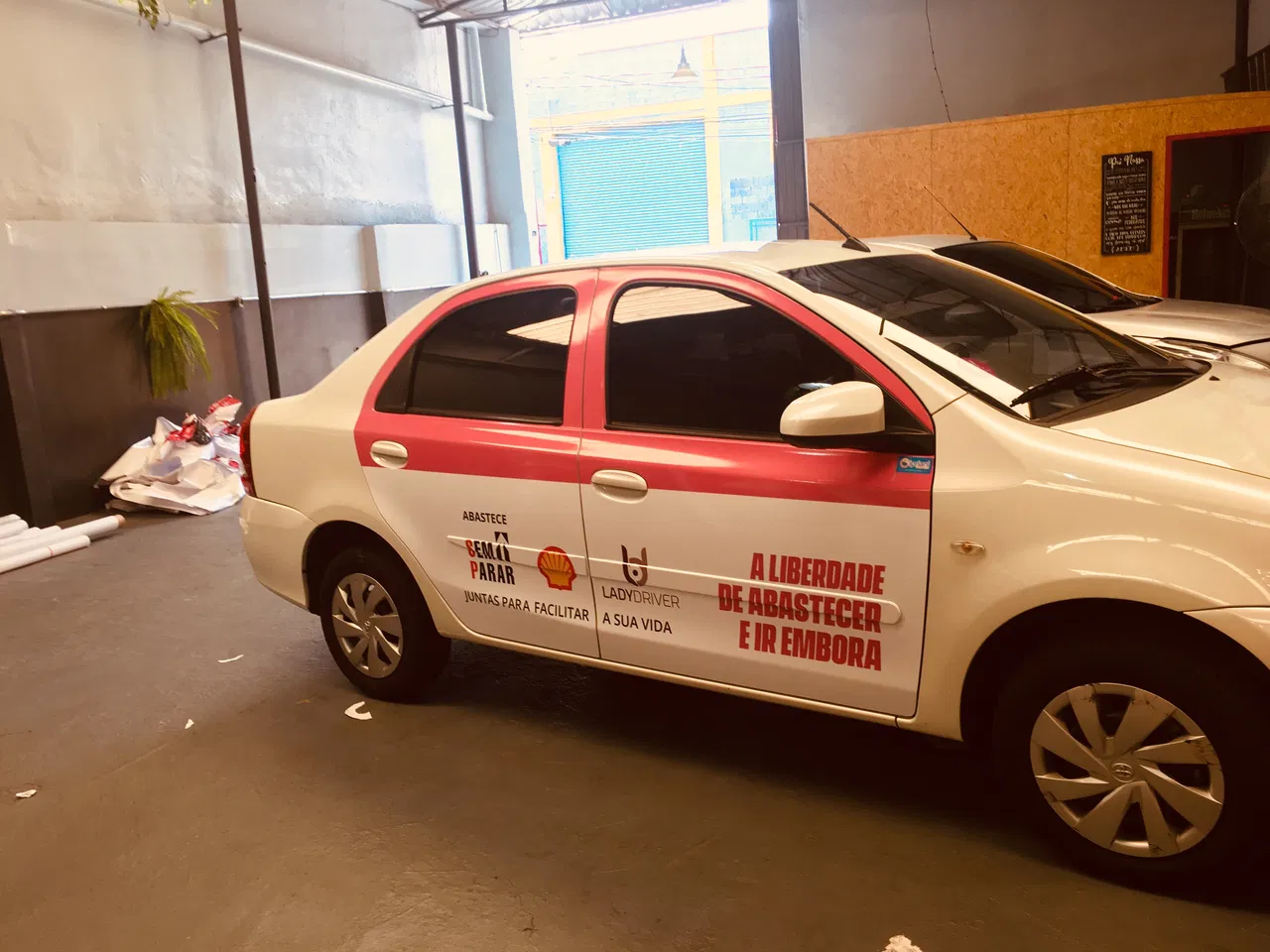 Envelopamento Adesivo Frotas Carros Temporário Remoção Instalação Promoção Portas Lady Driver Feminino Maria Toyota Etios Rosa SP