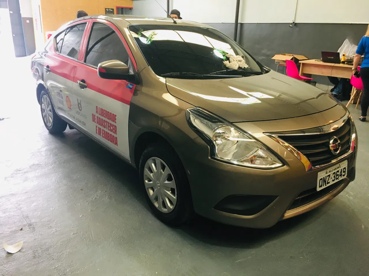 Envelopamento Remoção Temporário Promoção SP Carros Versa Rosa Frotas Instalação Feminino Lady Nissan Driver Maria Portas Adesivo