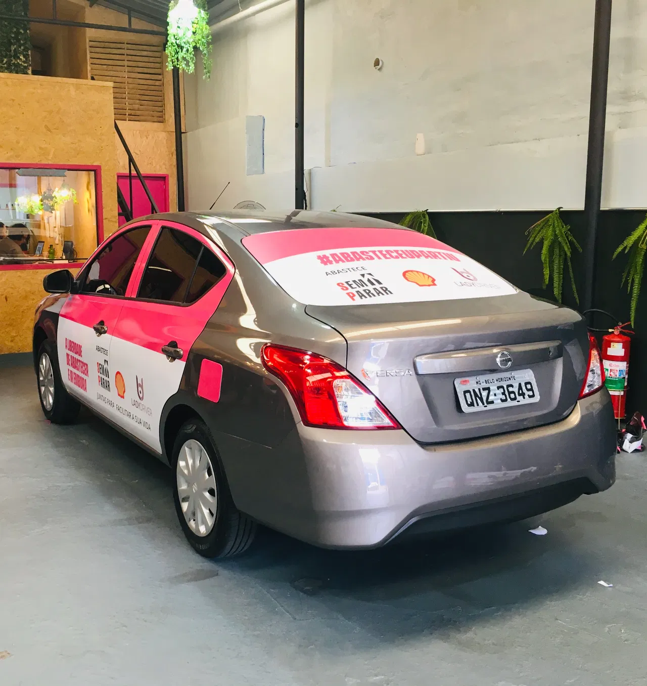 Rivestimento temporaneo per flotte – Promozionale “Driver Lady” – Rimozione a Maria (San Paolo) – Portiere auto Versa – Rosa femminile – Nissan – Installazione adesivi