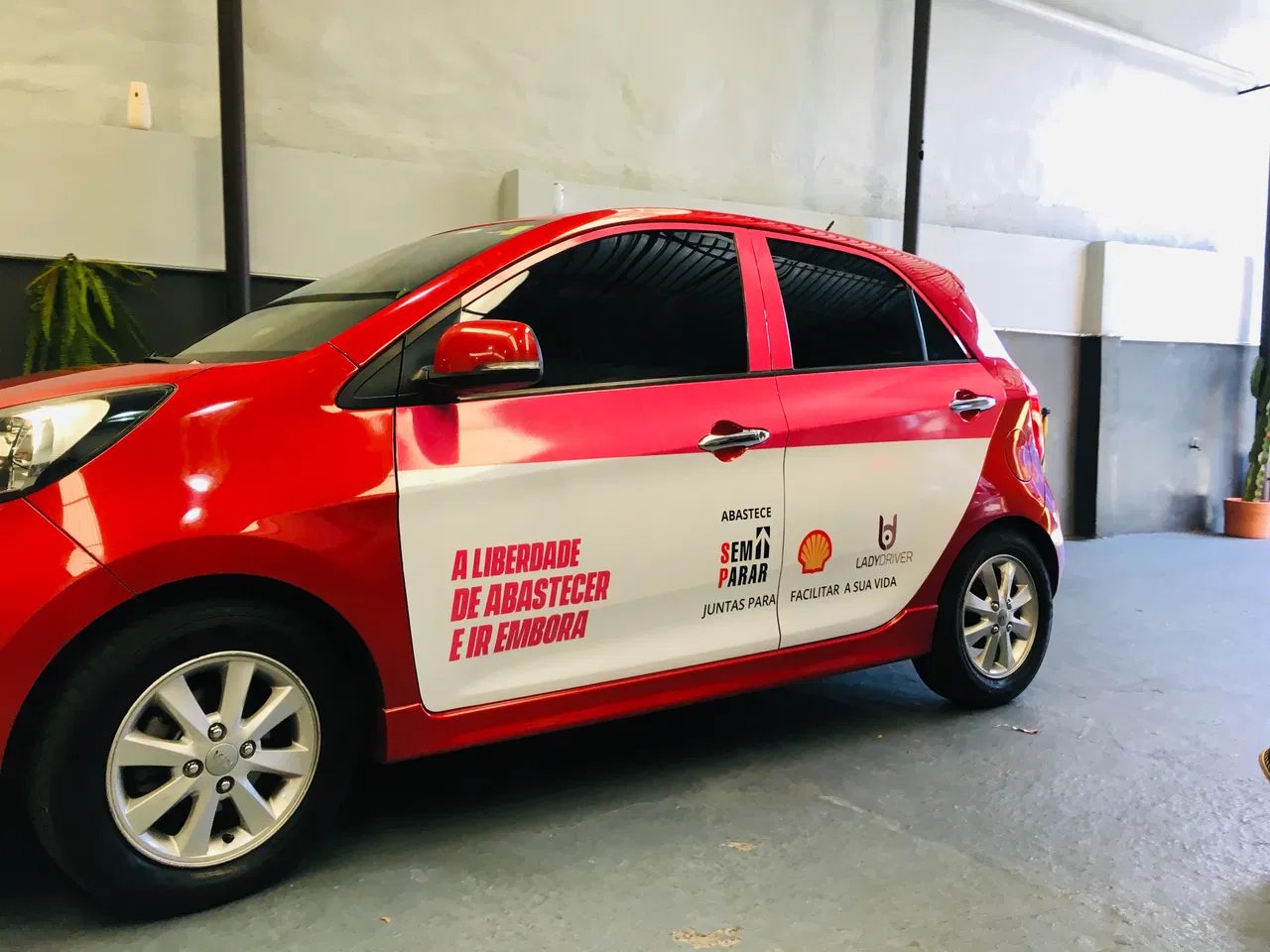 Rivestimento temporaneo, adesivo rosa per autista, Kia, promozione, porte Picanto, Maria, flotte, auto, rimozione a San Paolo, installazione, donna