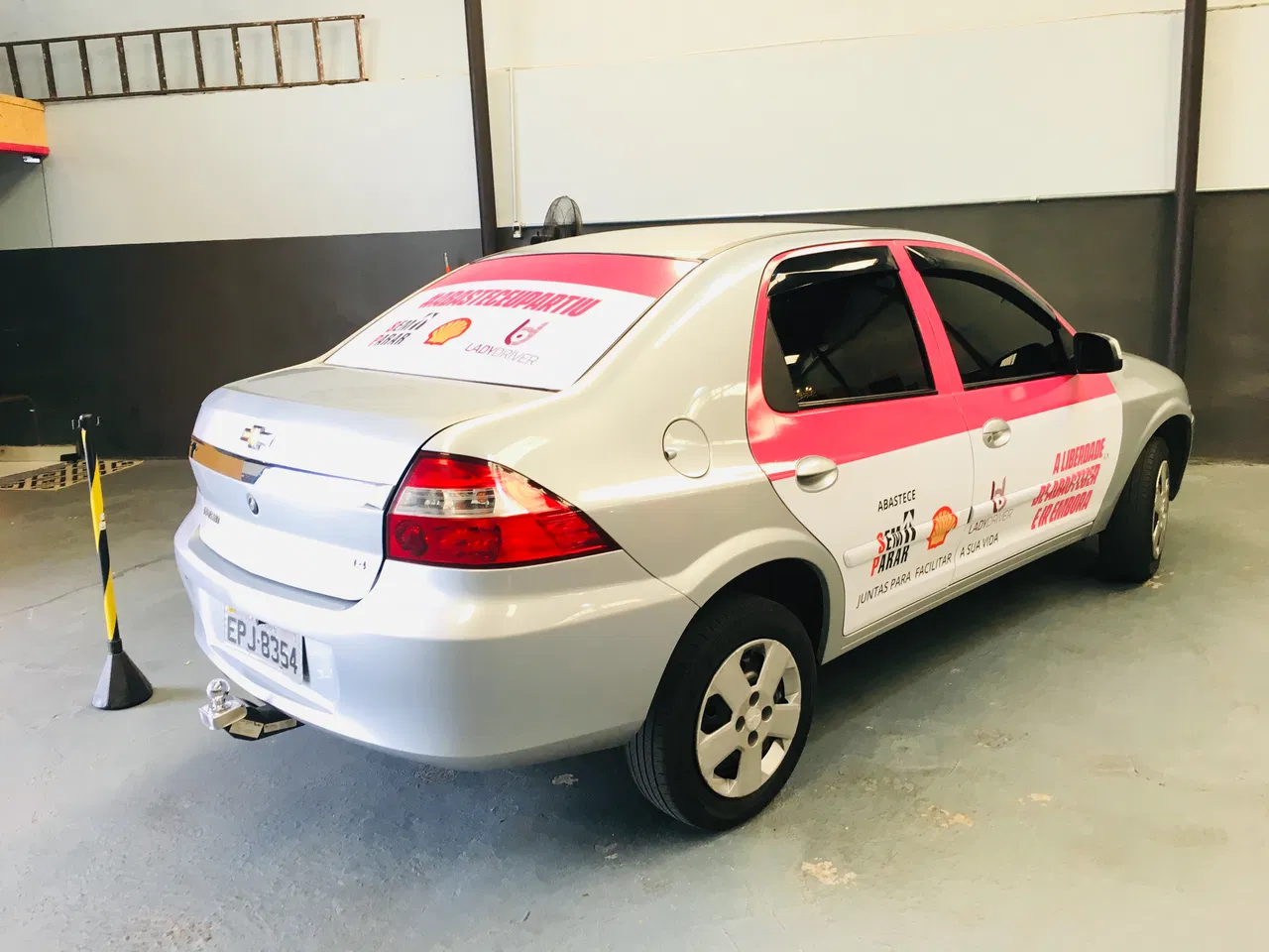 Envelopamento Adesivo Frotas Carros Temporário Remoção Instalação Promoção Portas Lady Driver Feminino Maria Chevrolet Prisma Rosa SP