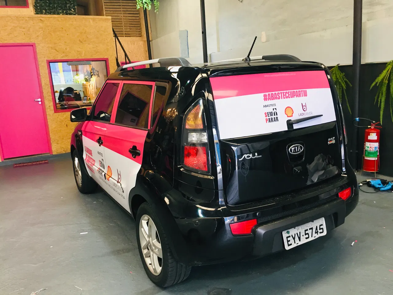 Envelopamento Adesivo Frotas Carros Temporário Remoção Instalação Promoção Portas Lady Driver Feminino Maria Kia Soul Rosa SP