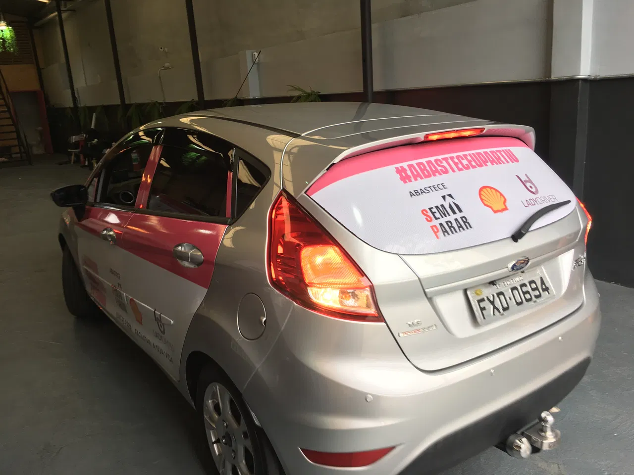 Rivestimento adesivo per flotte automobilistiche, temporaneo, rimozione e installazione, promozione, portiere, Lady Driver, femminile, Maria, Fiesta, Ford, rosa, SP