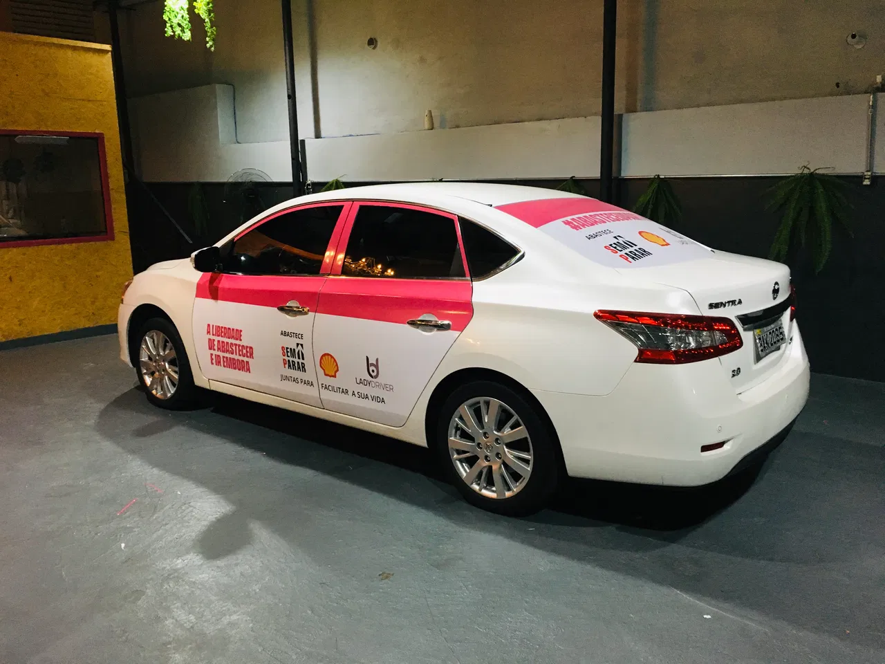Rivelmento rosa Nissan - Rimozione e installazione - Auto Sentra - Flotte - Maria - Adesivo femminile Lady SP Driver - Porte - Temporaneo - Promozione