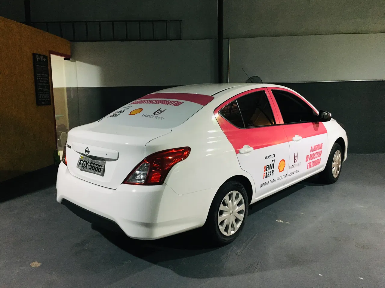 Rivestimento temporaneo per auto da donna - Installazione - Rosa - Portas Maria - Autista Nissan Versa - Promozione - Adesivo Lady - Auto - Flotte - San Paolo - Rimozione