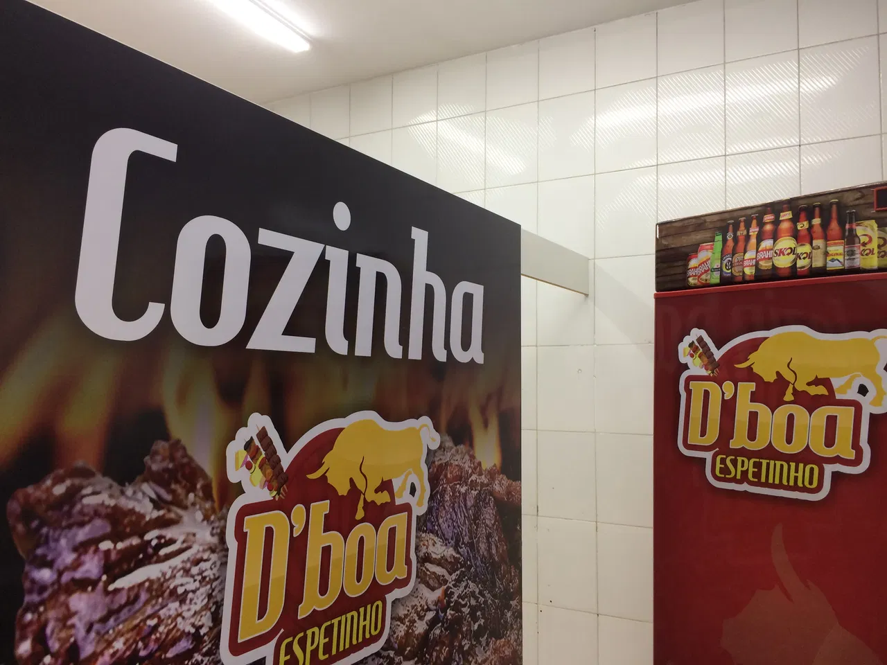 Adesivos Laminado Espetinho Comércio Reforma Tatuapé Vermelho Madeira SP Envelopamento Instalação Remoção