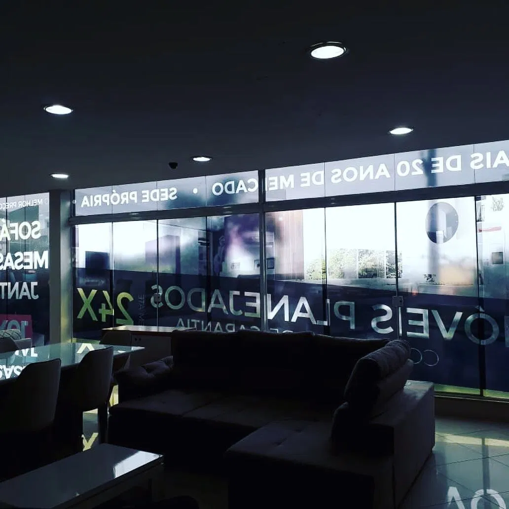 Adesivo Vidro Transparente Loja Comércio Vitrine Fachada Inusitta Móveis Planejados Dentro Luz Interno Reverso Vista Preto