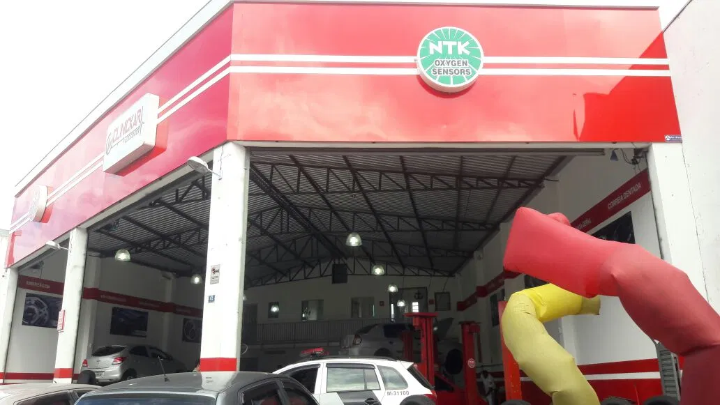 Envelopamento Adesivo Cobertura Fachada Ngk Auto Mecânica Centro Automotivo Oficina Reforma Center Vermelho