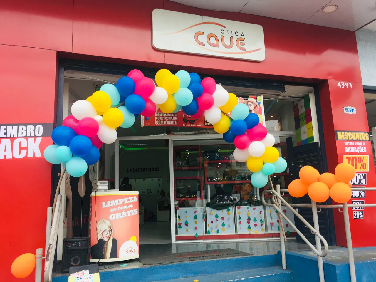 Rivestimento della facciata in rosso ottico - Ristrutturazione - Adesivo Matarazzo Ermelino