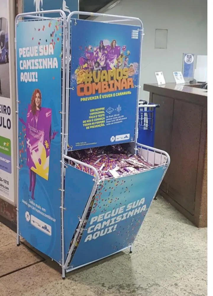 Placa Carnaval Adesivo PS Colorido SP Prefeitura Camisinhas Expositor 2mm Evento