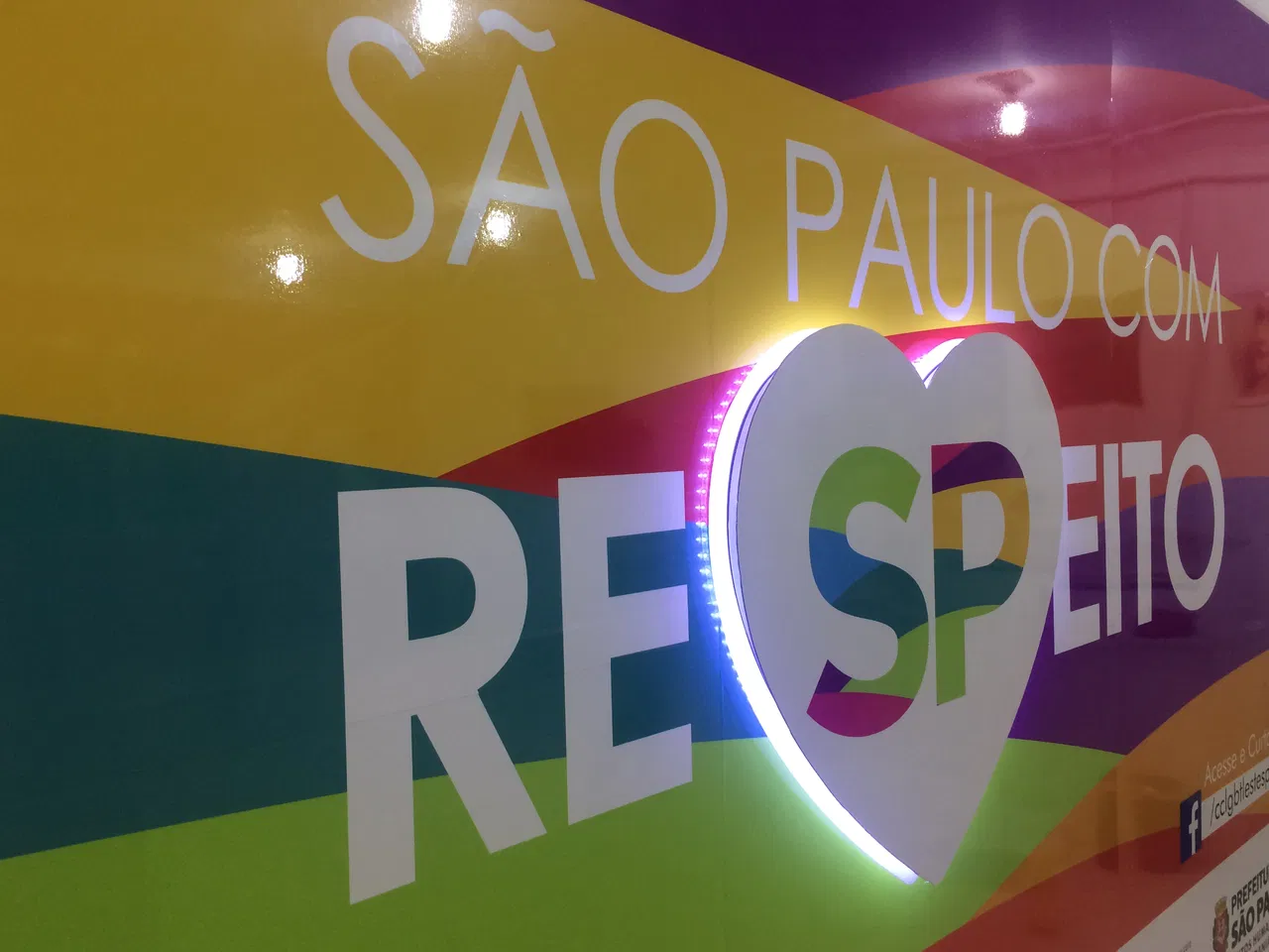Placa Centro Prefeitura LED Iluminacação São Paulo Colorida SP Coração Vermont Respeito Laura