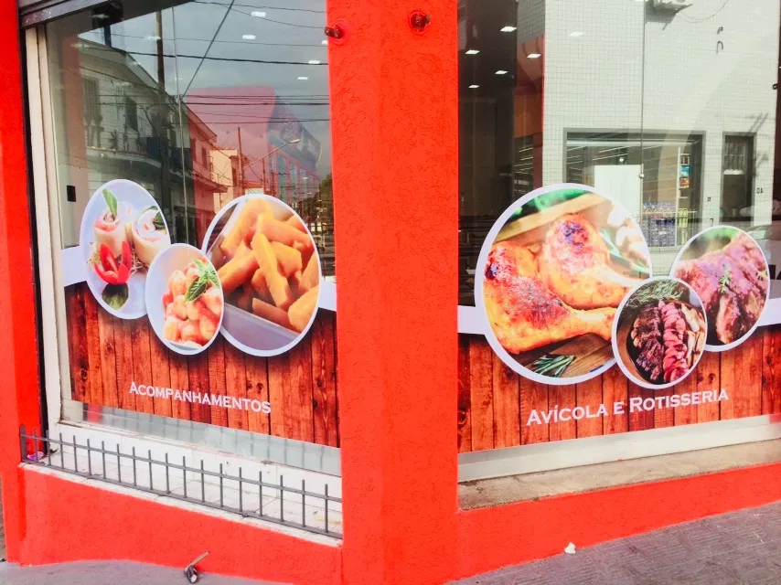 Adesivo Vitrine Vermelho Laminado Recorte Assados Rotisseria Frango Reforma Fachada Vidro