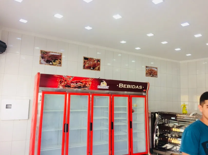 Adesivo Assados Frango Alimentos Freezer Vermelho Reforma Industrial PS Placa Bebibas 2mm Rotisseria