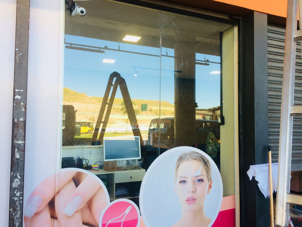 Adesivo Fachada Beleza Salão Vidro Vitrine Cobertura Cabelereiro Rosa Unhas Vidraca Estética Box