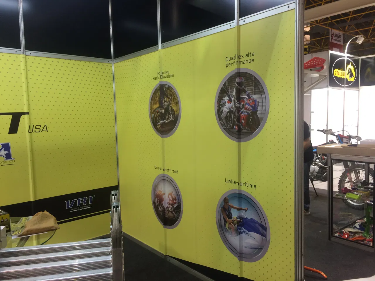 Envelopamento Stand Evento Feira Exposição Expo Center Motobatt Usa Moto Amarelo Norte