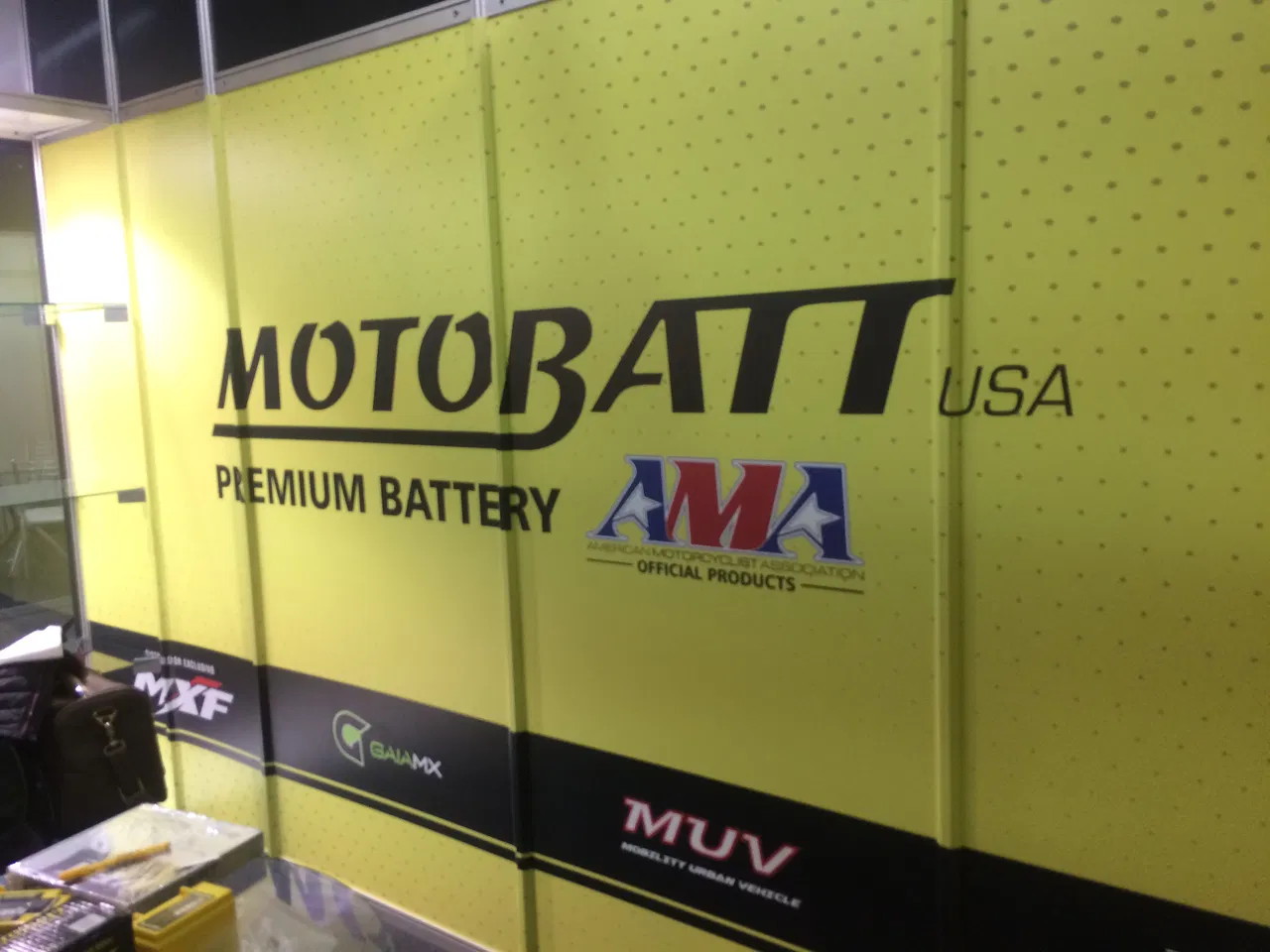 Rivestimento Nord Expo Evento Moto Gialla Esposizione Motobatt Stand USA Fiera Center