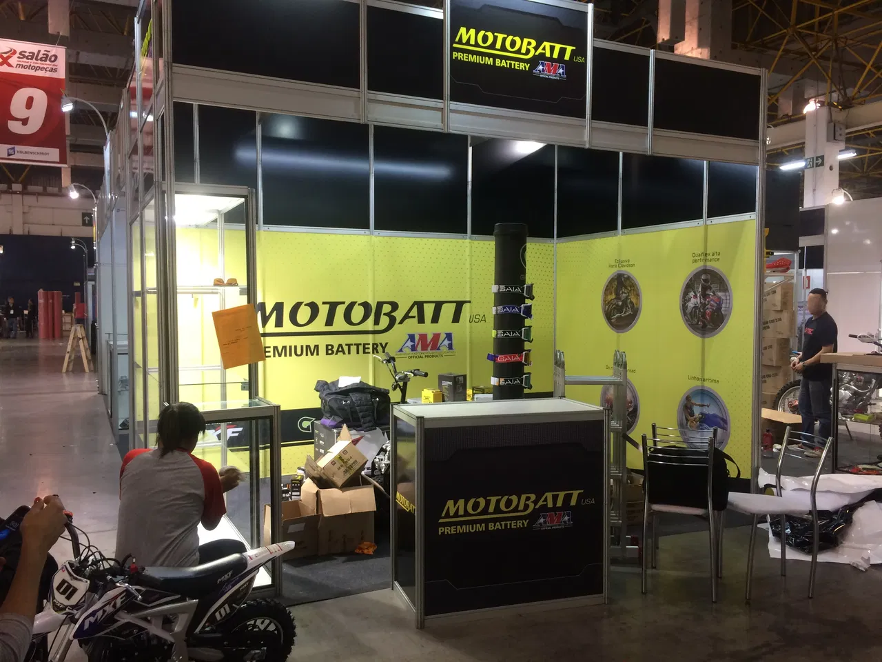 Rivestimento Fiera USA Moto Stand Nord Giallo Expo Evento Motobatt Center Esposizione