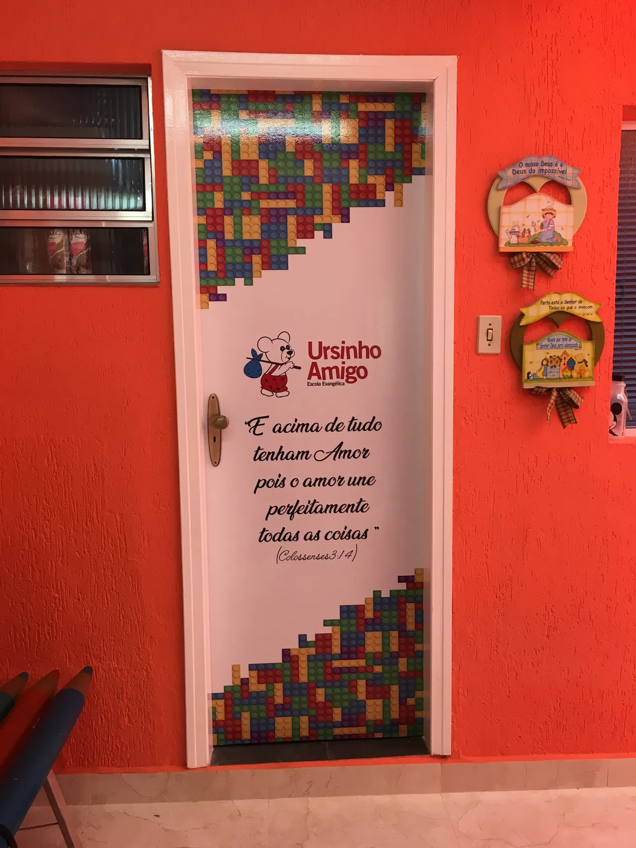 Adesivo “Sul Do São” – Rivestimento laminato con orsetto per bambini, l’amico Caetano, quartiere Porta Colorida, scuola