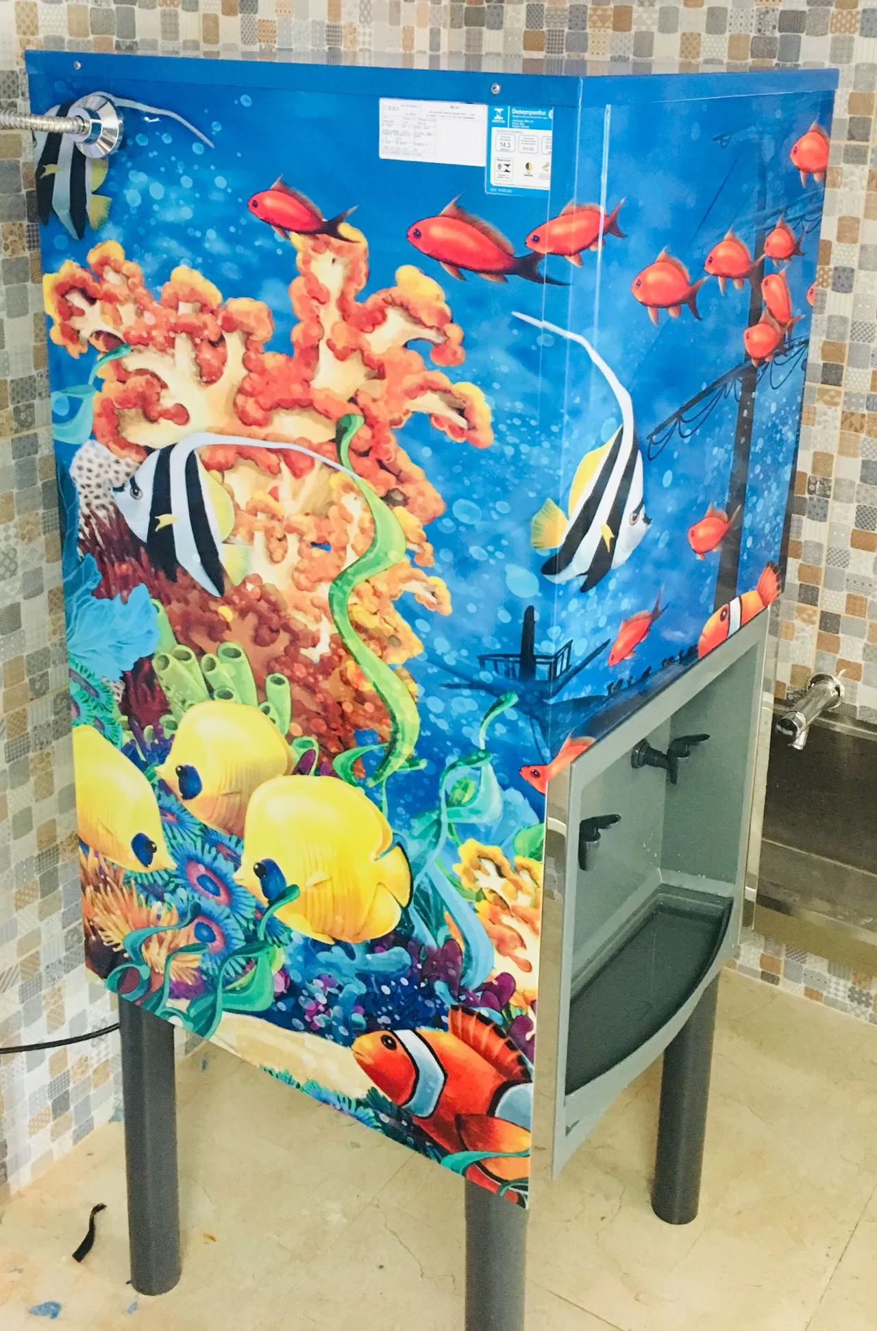 Adesivo per rivestimento esterno scuola materna laminato “Orsetto Amico”, quartiere São Filtro, acqua, oceano, mare, pesci, blu, Caetano Sul