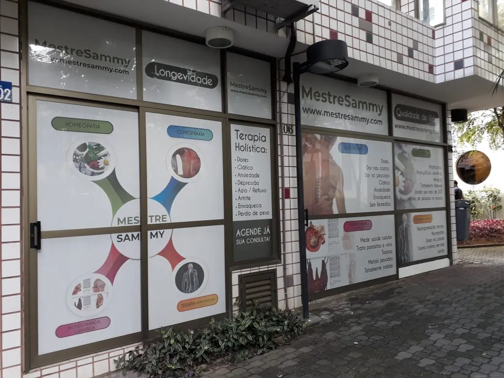 Adesivo Perfurado Vidro Fachada Impressão Comercial Alphaville Branco Verde Centro