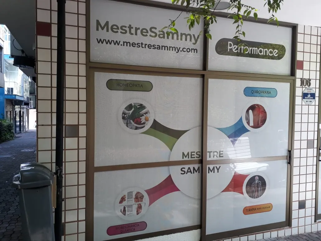 Adesivo per facciata Alphaville, vetro forato verde, centro commerciale bianco, stampa