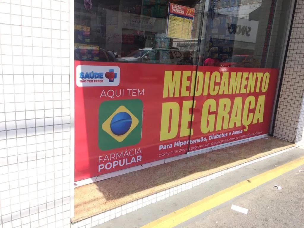 Adesivo per vetri di facciata e vetrine di farmacia a San Paolo, laminato rosso