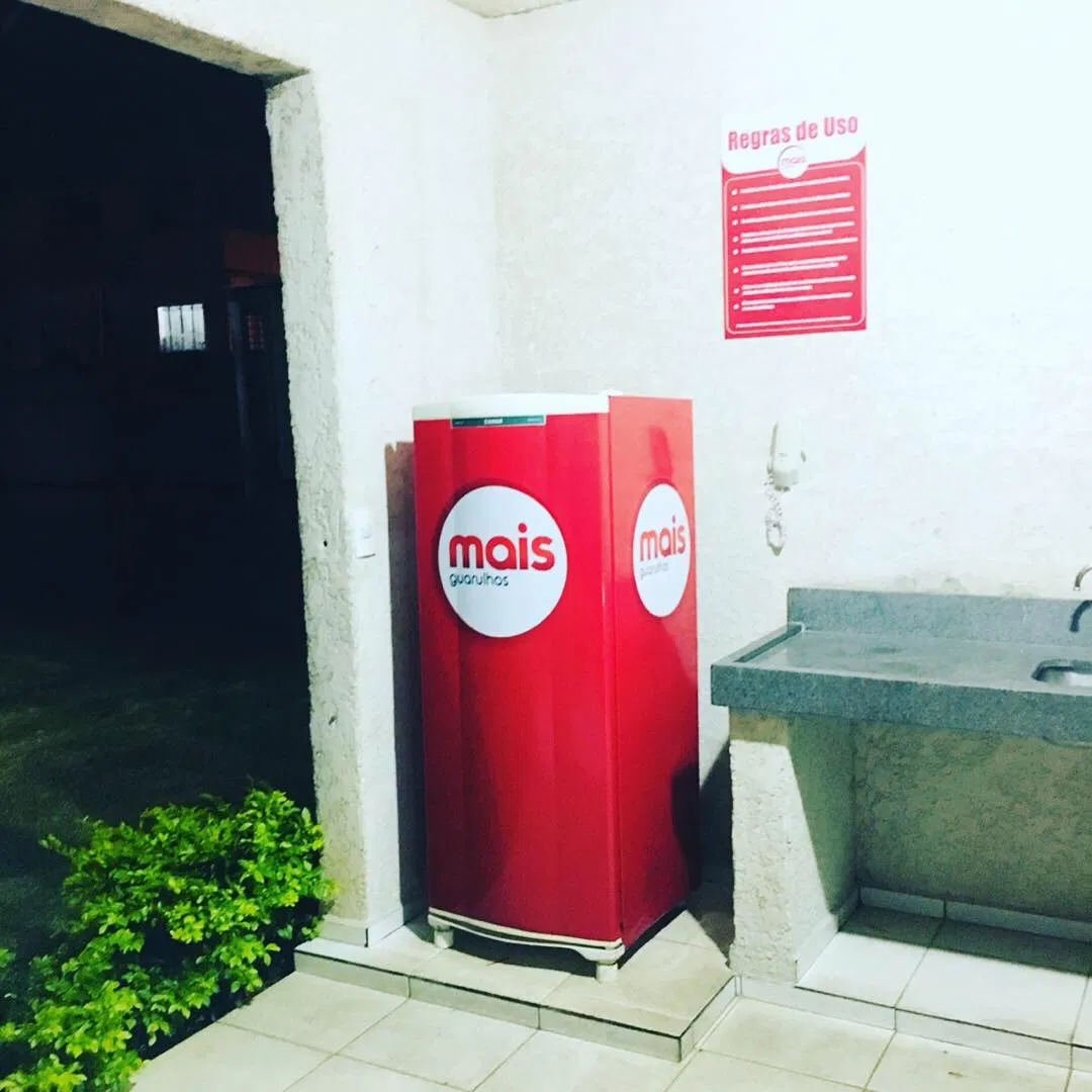 Adesivo per condominio: congelatore, barbecue e altro; applicazione su laminato rosso a Guarulhos