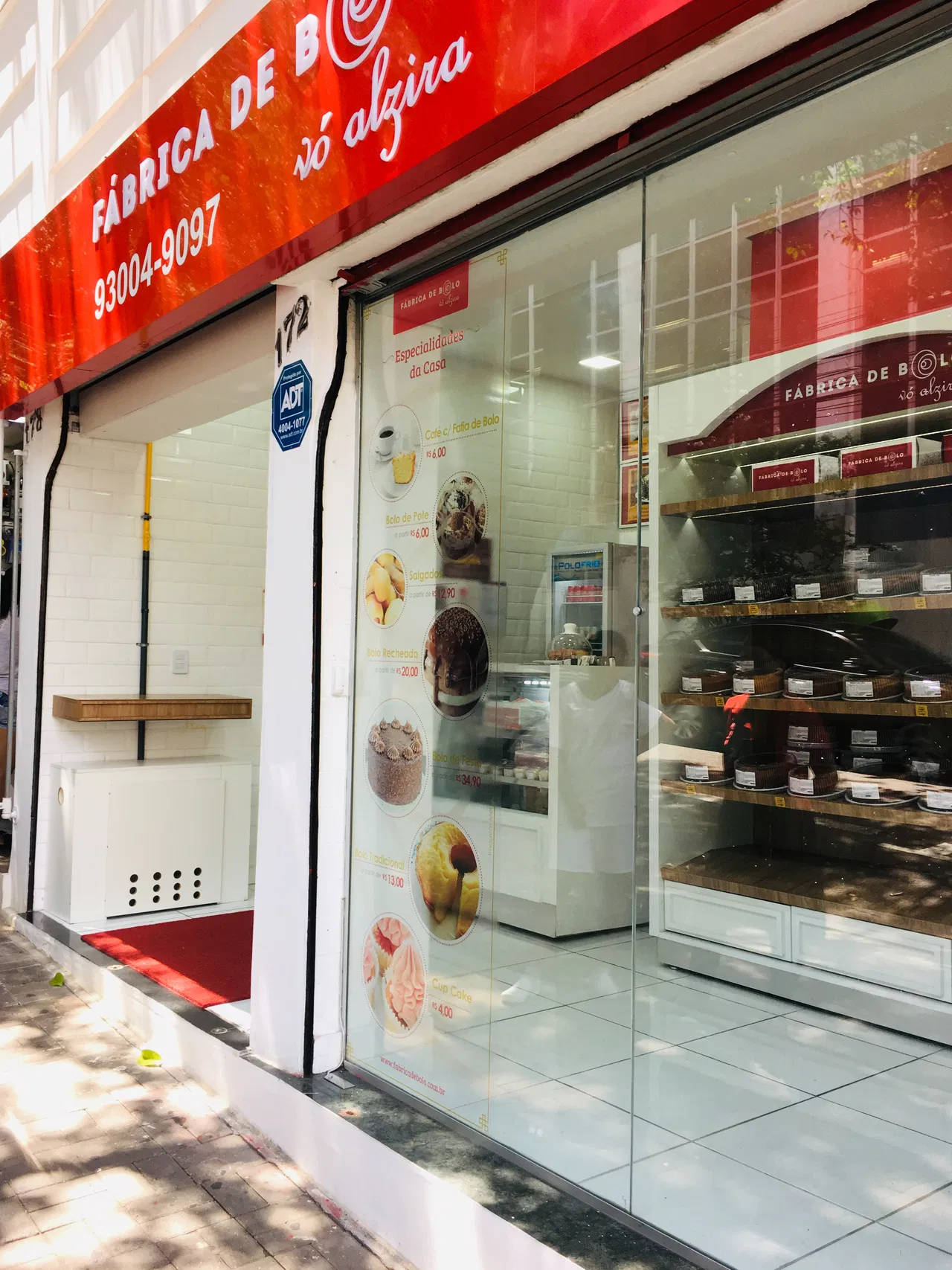 Adesivo Rua Berrini Vetrina trasparente Augusta Torta Vetro rosso Stampa SP Fabbrica