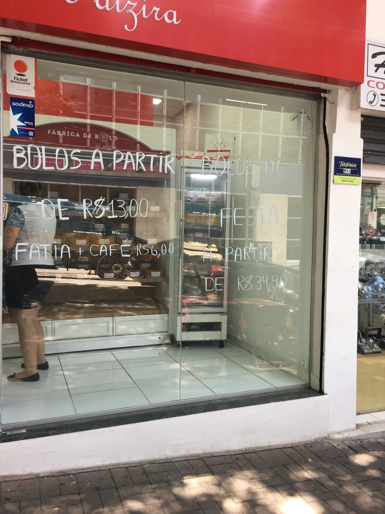 Adesivo Berrini Vidro Vitrine Bolo Fabrica Impressão SP Augusta Vermelho Rua Transparente