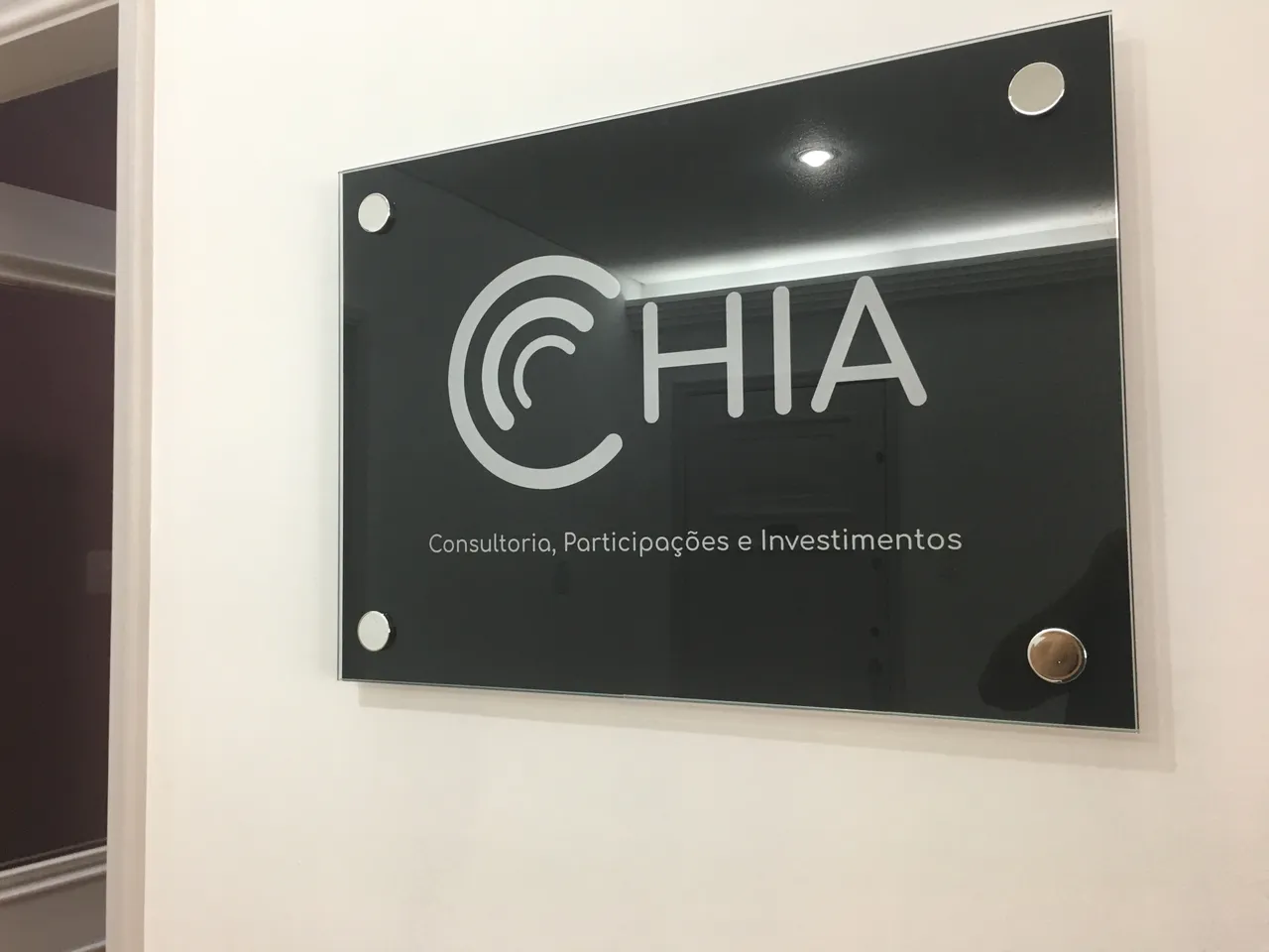 Insegna all’ingresso Hall Preto Investimentos Vidro Consultoria Pinheiros SP