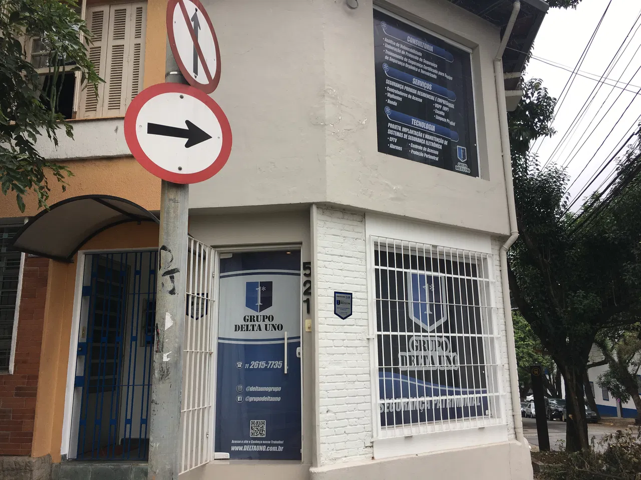 Adesivo perforato di sicurezza per installazioni in vinile blu, Vila Mariana, San Paolo