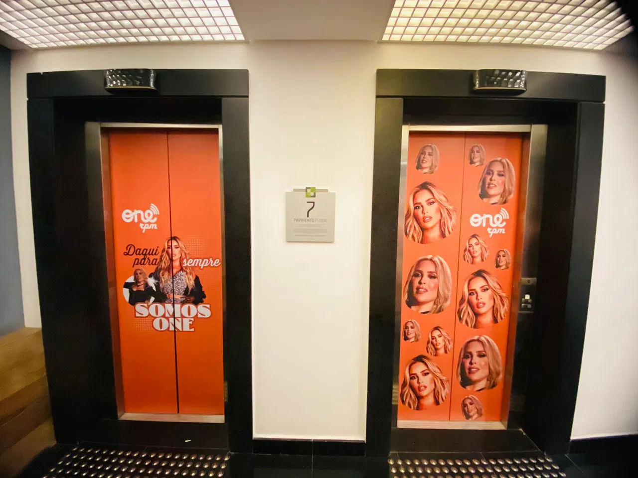 Adesivo Envelopamento UV Elevador Shopping Impressão Porta Promocional Instalação One Rpm Laranja
