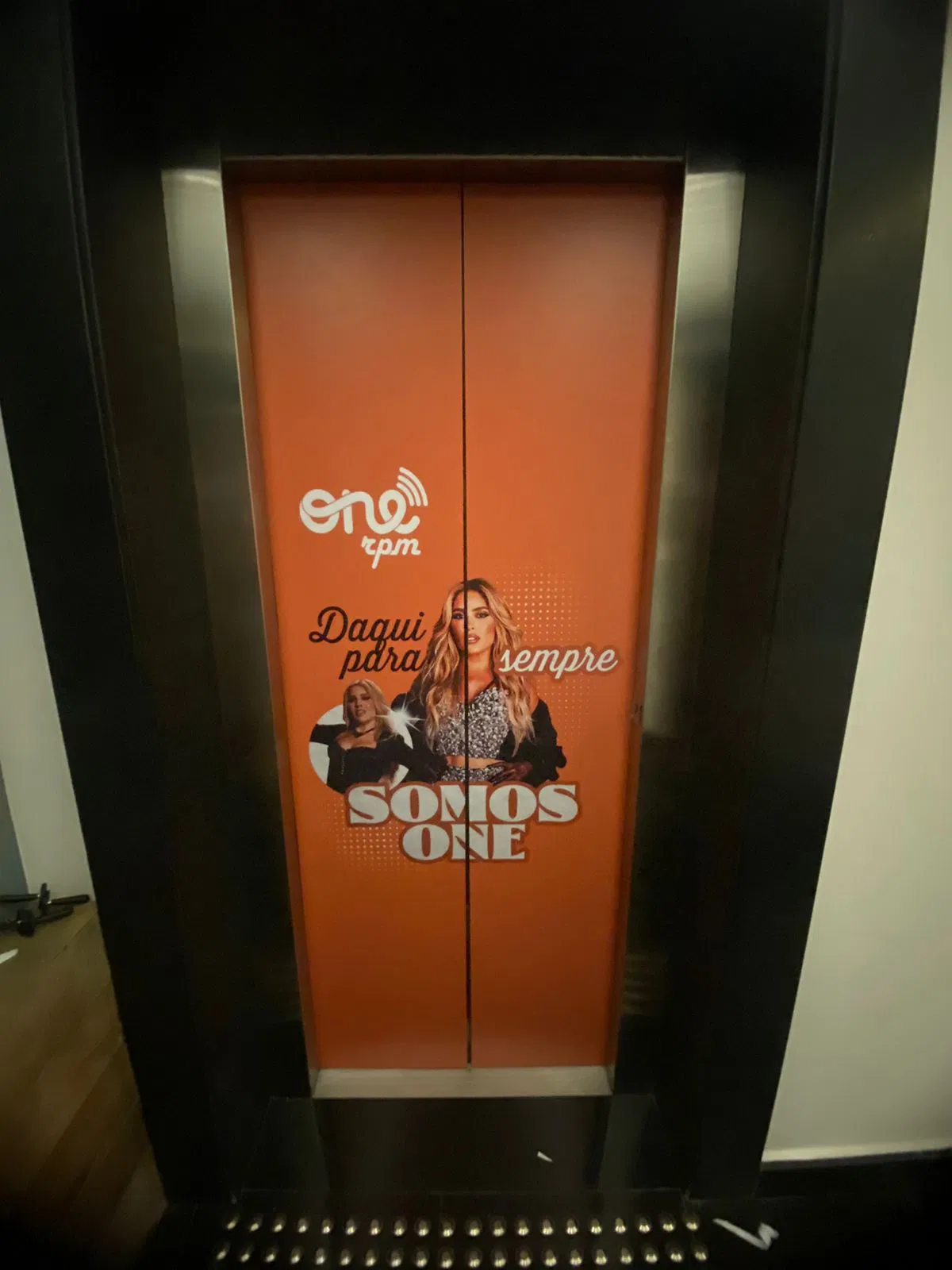 Adesivo Installazione UV Arancione Rpm Ascensore One Rivestimento Shopping Stampa promozionale Porta