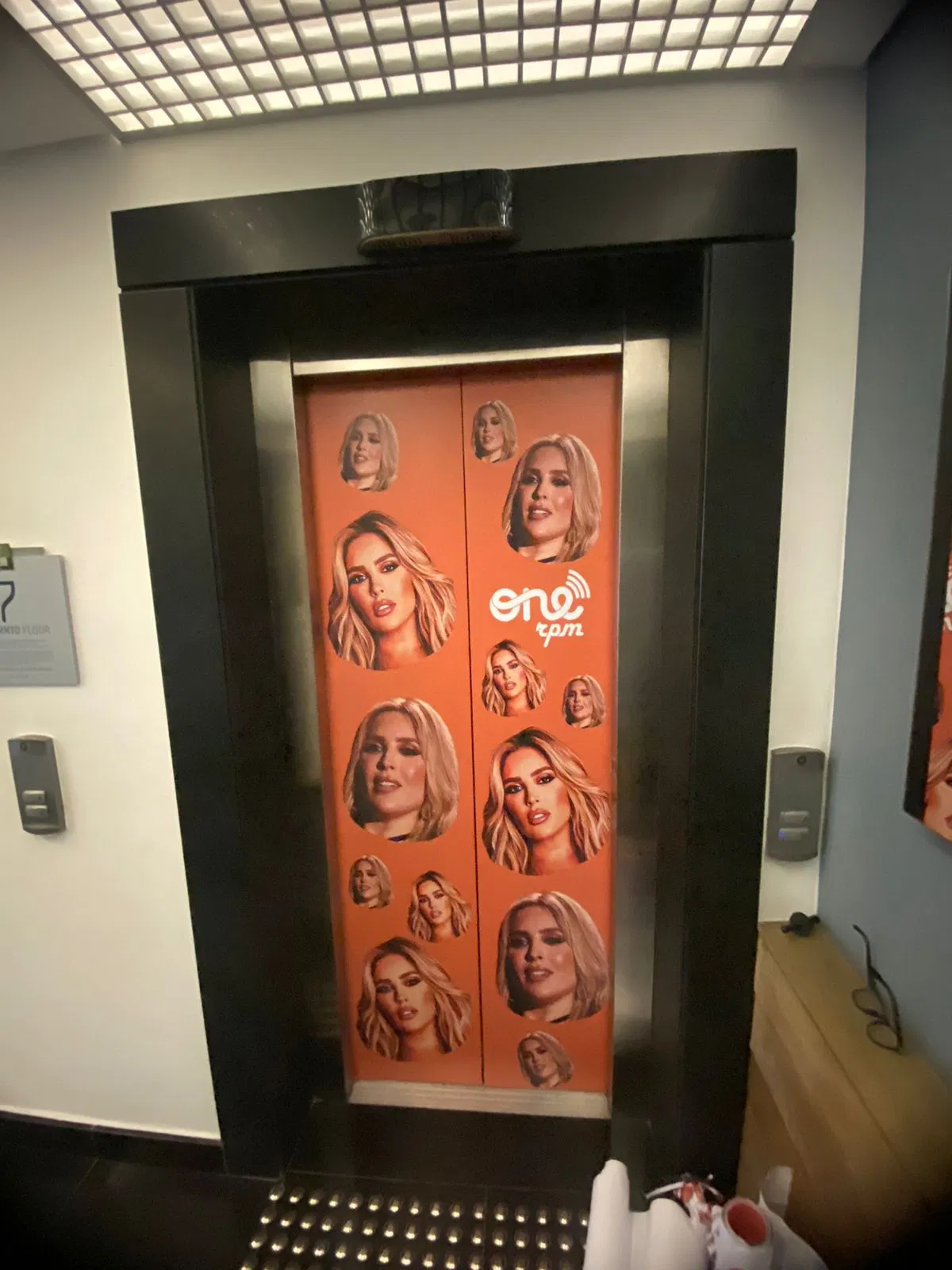 Adesivo Envelopamento Rpm One Instalação Laranja UV Impressão Elevador Promocional Porta Shopping