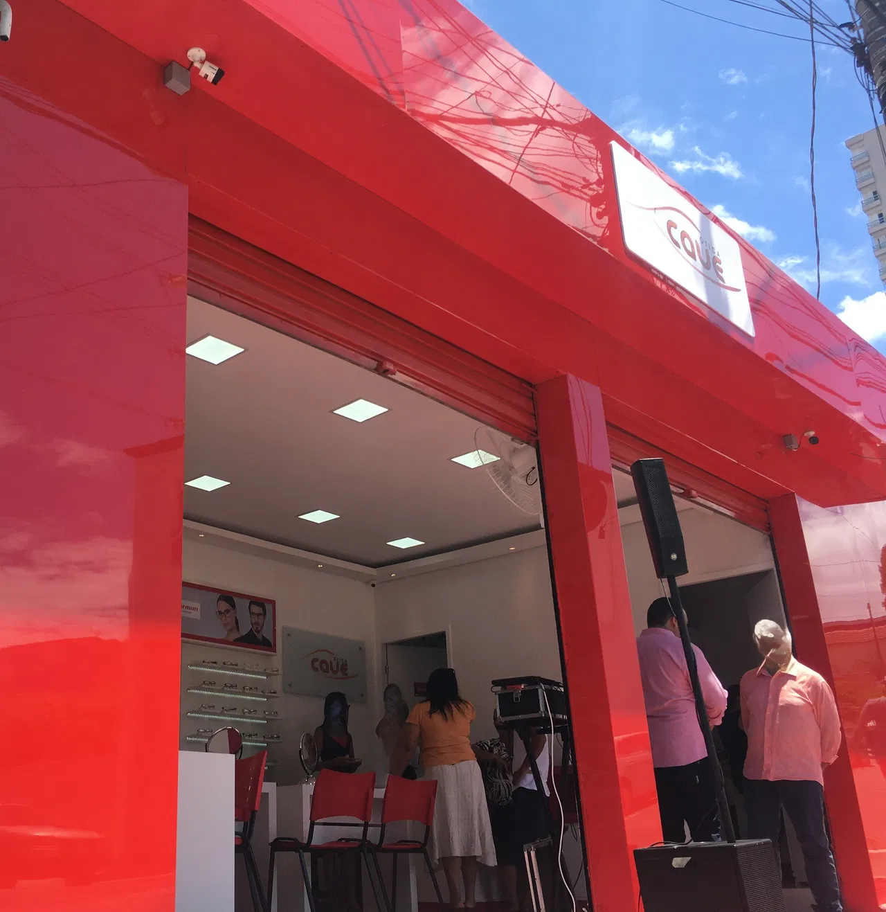 Rivestimento rosso, ottica, ristrutturazione Matarazzo, facciata Ermelino, adesivo