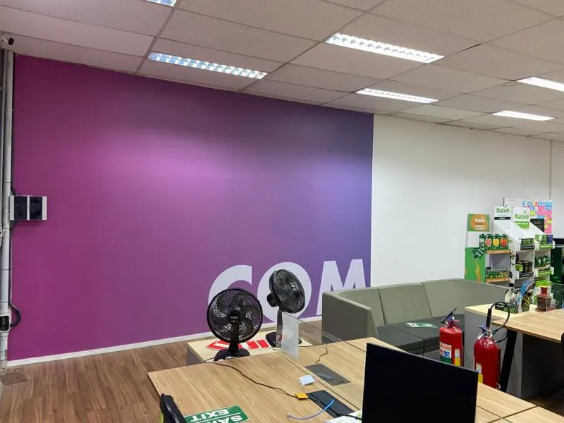 Adesivo Cinza Escritório Impressão Lilaz Escritas Roxo Parede