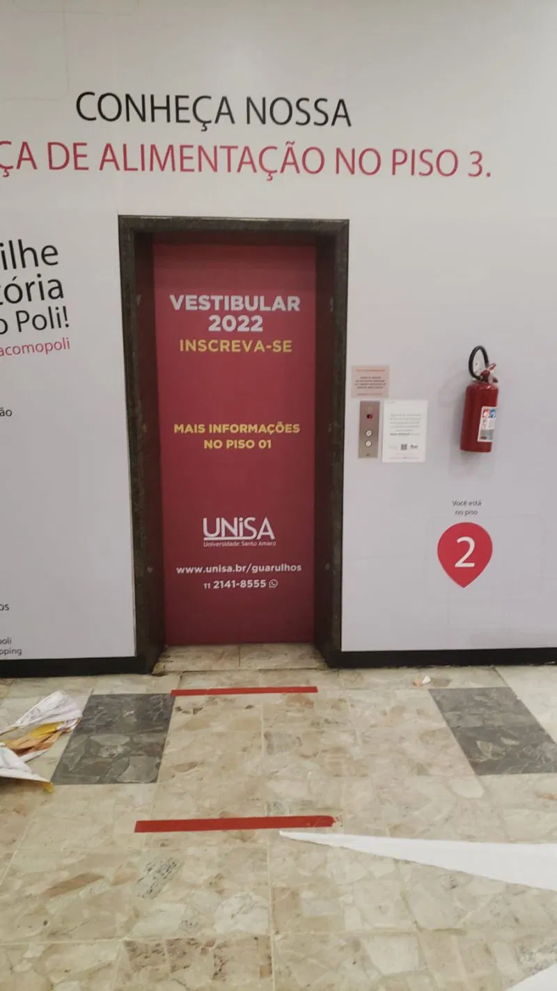 Adesivo Instalação Shopping UV Porta Envelopamento Impressão Elevador Promocional Vermelho